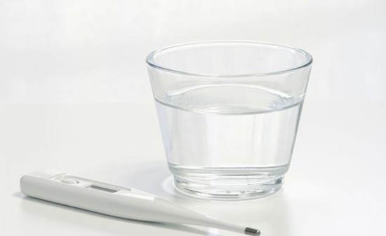 早晨起来喝一杯水能预防结石，这有科学依据吗？